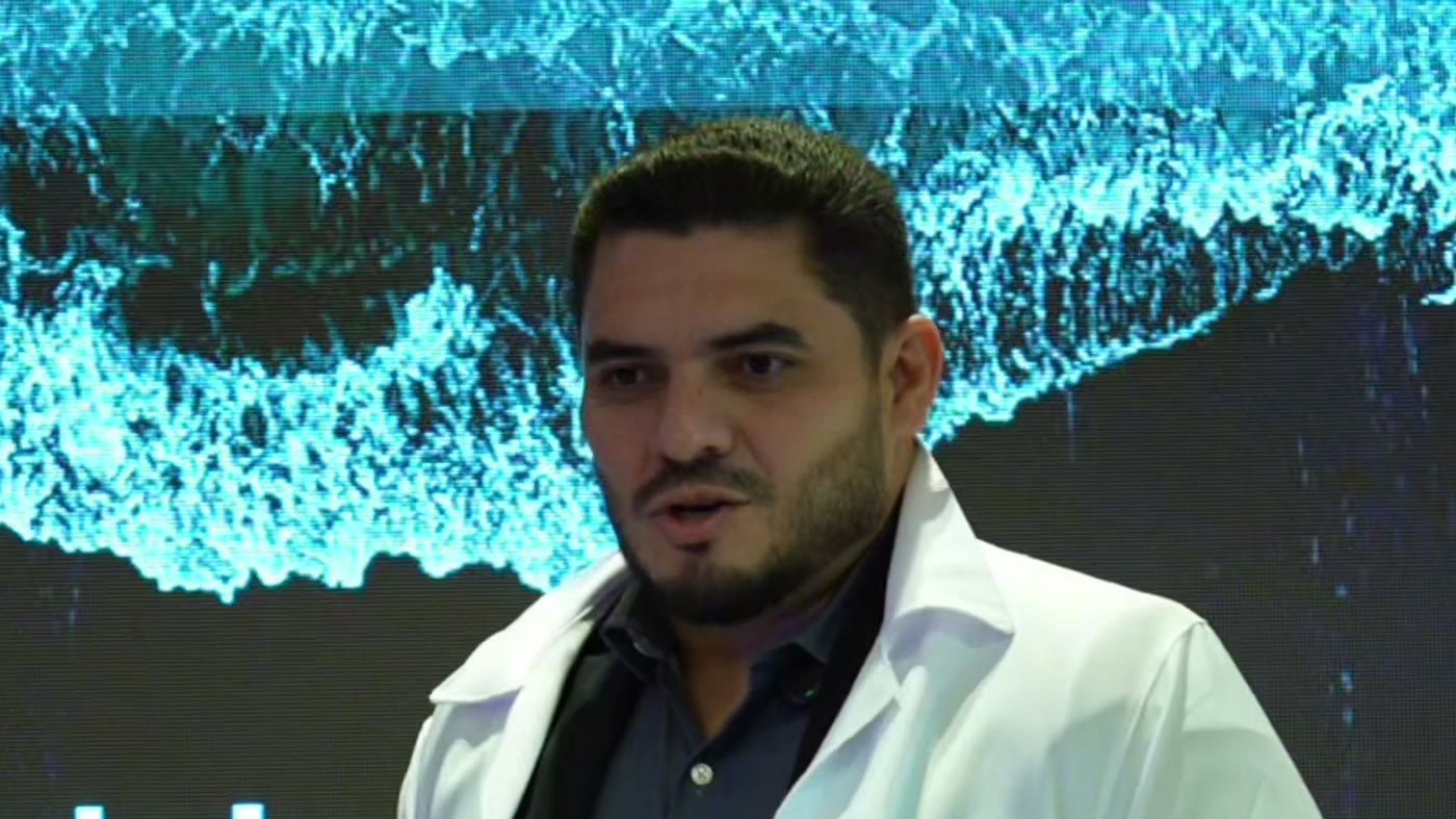 Amil Oliveira no palco do Clínica Blindada em Santarém